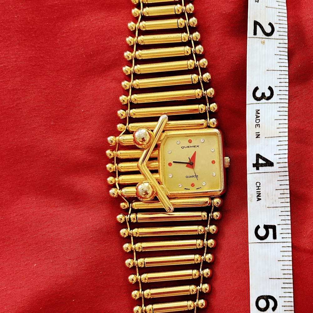 Very cool women’s watch. Fresh battery, keeps perfect time